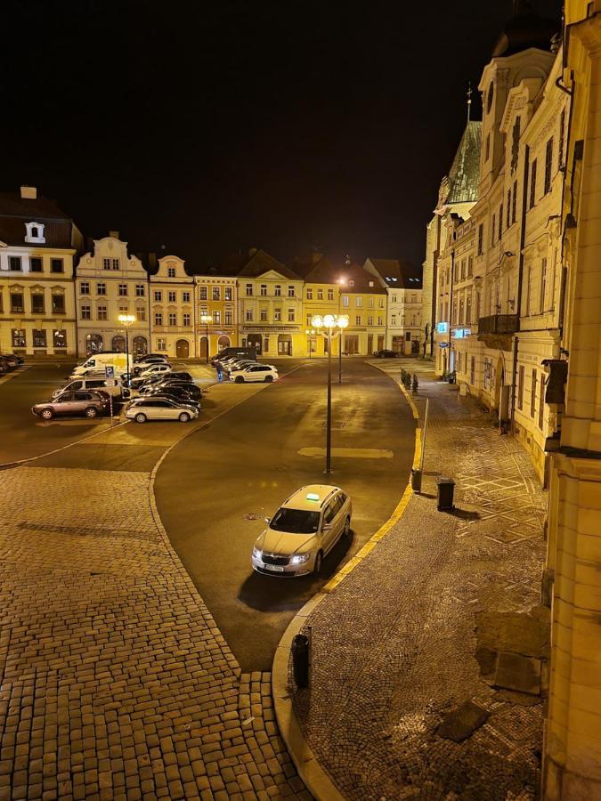 Velke Studio Na Velkem Namesti S Vybavenou Kuchyni Hradec Kralove Exterior photo