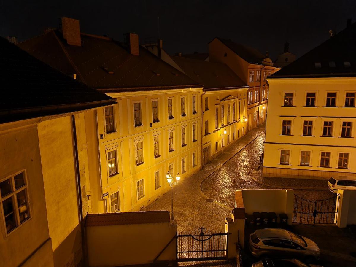 Velke Studio Na Velkem Namesti S Vybavenou Kuchyni Hradec Kralove Exterior photo